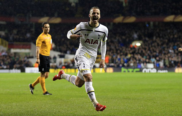 阿诺德受伤影响皇马阵容，巴尔韦德需客串右后卫，球迷呼吁调整阵型。