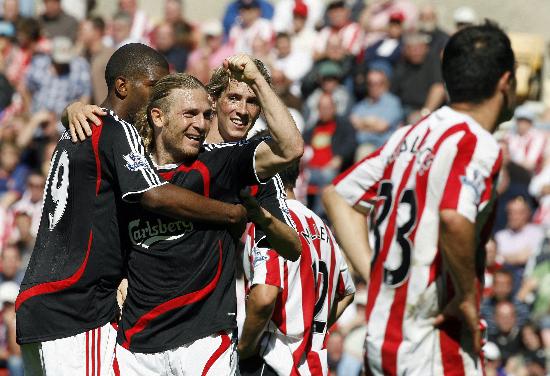 男子用手套自制钓鱼手势浮漂，看到“OK”就表示鱼已咬钩浮漂