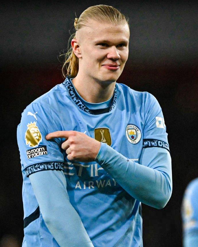 足球报：浙江队花4亿是谣言；韦世豪、李磊先后来做康复（足球报：浙江队花4亿属谣传，韦世豪、李磊相继进行康复）