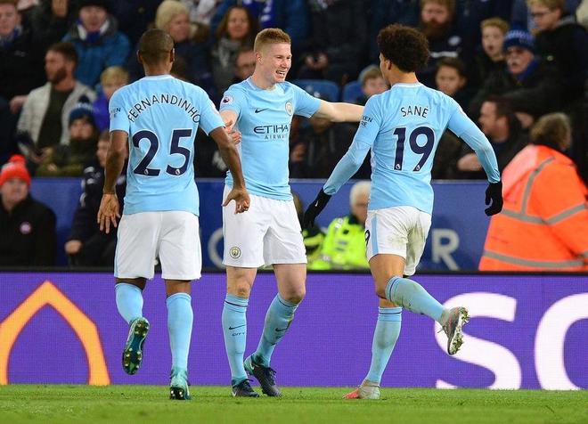 拉普拉塔大学生抗议阿足协新规，背身列队迎接联赛冠军罗萨里奥（不满阿足协新规，拉普拉塔大学生背对列队致意联赛冠军罗萨里奥）