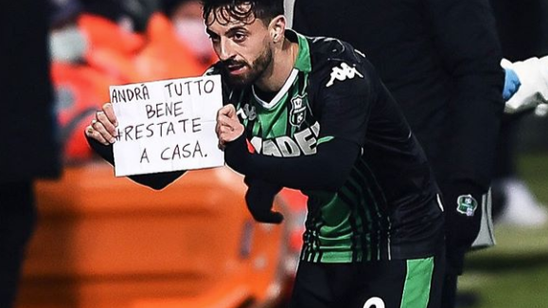 马格德堡球员庆祝进球，不幸跌入2.7米深的沟中但安全逃出