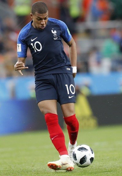 足球中超球队旅程曝光，航班延误引不满