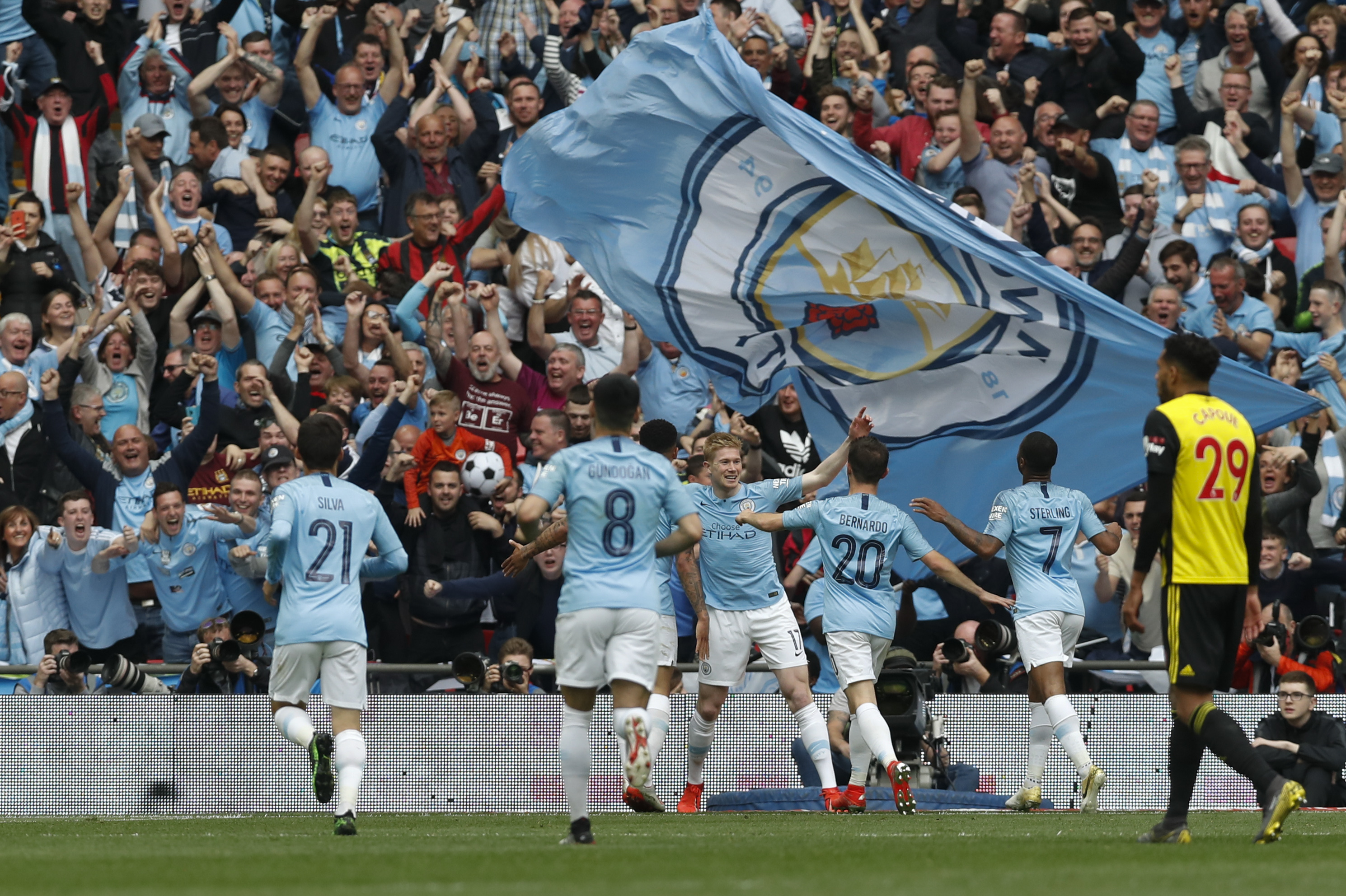 青岛西海岸总经理：郑智确实是球队新任主帅候选人之一